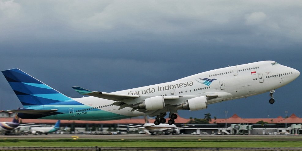 Pesawat Boeing 747-400 Garuda Indonesia berhenti