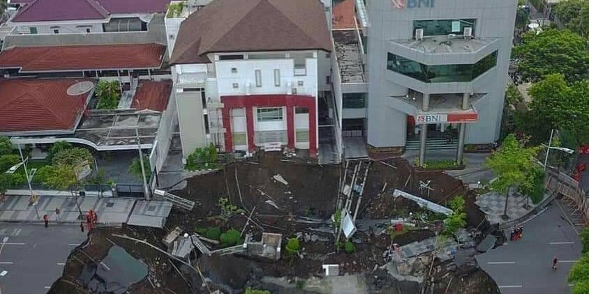 Jalan Raya Gubeng Ambles