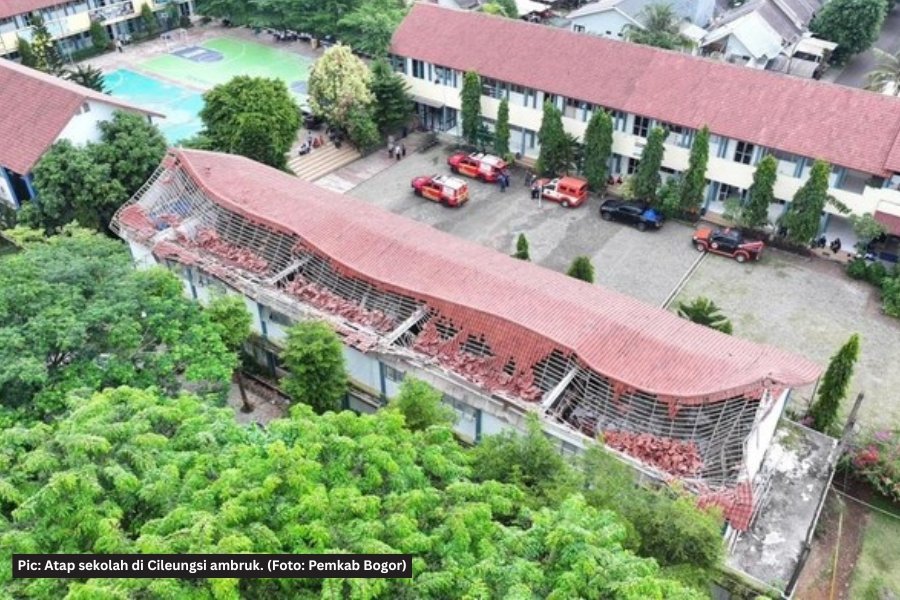 atap bangunan ambruk